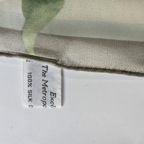 The Metropolitan Museum Of Art NY Chinese Rose Neckerchief Silk Scarf 22x22 - Picture 5 of 8